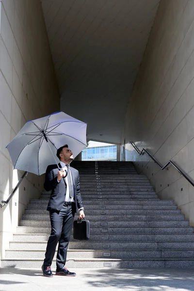 Yakışıklı Işadamı Şemsiye Ile Sokakta Yürürken — Stok fotoğraf