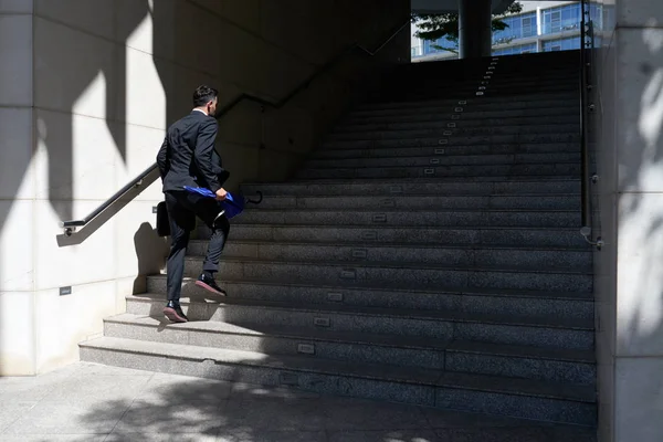 Visão Traseira Homem Andando Nas Escadas Com Guarda Chuva — Fotografia de Stock