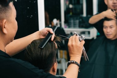 Fırçalama ve istemci saç kesme Kuaför