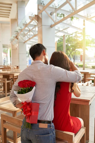 Rückansicht Eines Jungen Mannes Mit Einem Strauß Roter Rosen Und — Stockfoto