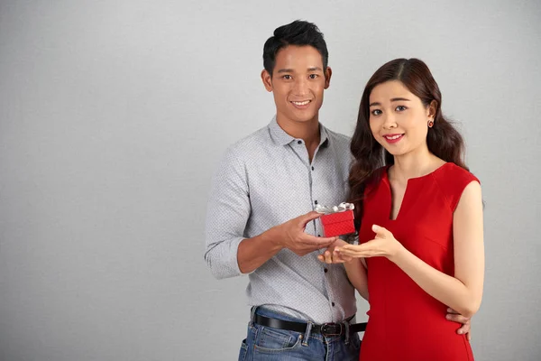 Bonito Casal Asiático Segurando Pequena Caixa Presente Enquanto Contra Fundo — Fotografia de Stock