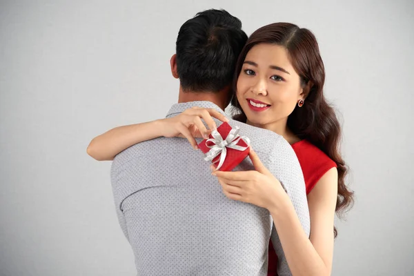 Attraente Donna Asiatica Che Guarda Fotocamera Con Sorriso Affascinante Mentre — Foto Stock