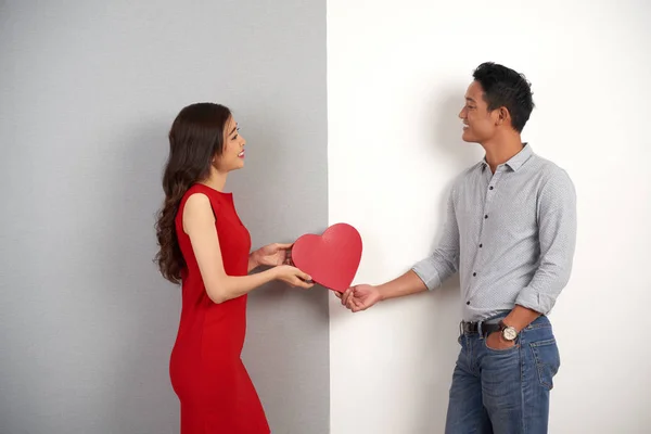 亚洲男友和女友手持心形礼品盒 同时站在反对灰白色背景 — 图库照片