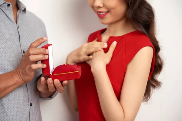 Man Met Rode Doos Met Ring Handen Terwijl Huwelijksaanzoek Voor — Stockfoto