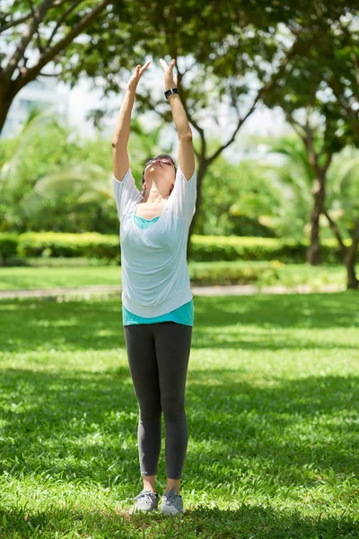 在阳光明媚的一天 在公园做瑜伽锻炼的年轻亚洲妇女的画像 — 图库照片