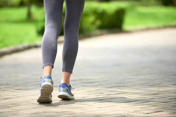 Disparo Sección Baja Piernas Mujer Joven Forma Corriendo Parque Durante —  Fotos de Stock