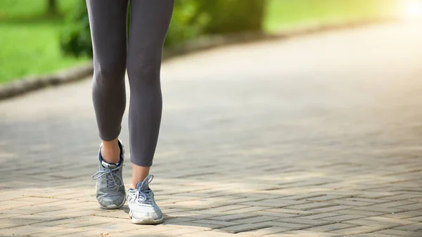 Nogi Fit Kobieta Działa Parku Podczas Joggingu Treningu Słoneczny Dzień — Zdjęcie stockowe