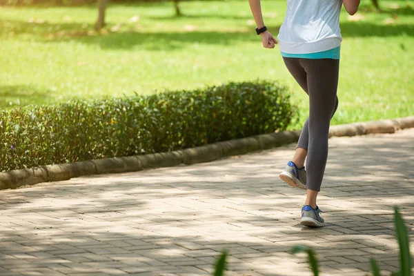 Gambe Donna Forma Che Corre Nel Parco Durante Allenamento Jogging — Foto Stock
