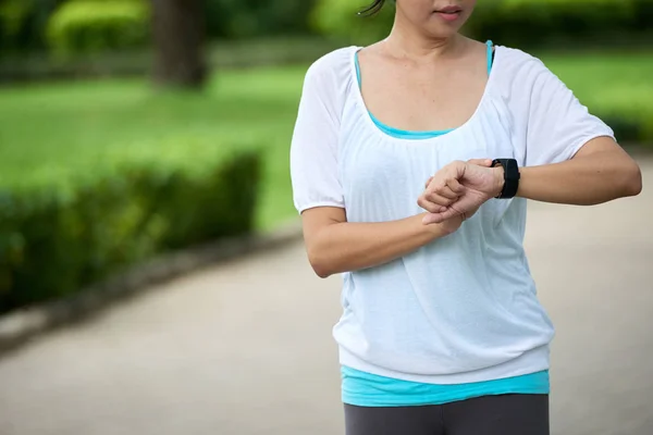 Mid Sectie Portret Van Onherkenbaar Vrouw Fitness Horloge Tijdens Training — Stockfoto