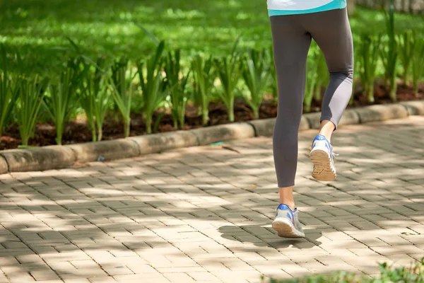 Gambe Una Giovane Donna Forma Che Corre Nel Parco Facendo — Foto Stock