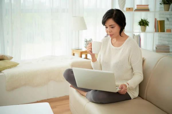 Retrato Mulher Asiática Relaxante Casa Sentado Sofá Confortável Segurando Laptop — Fotografia de Stock