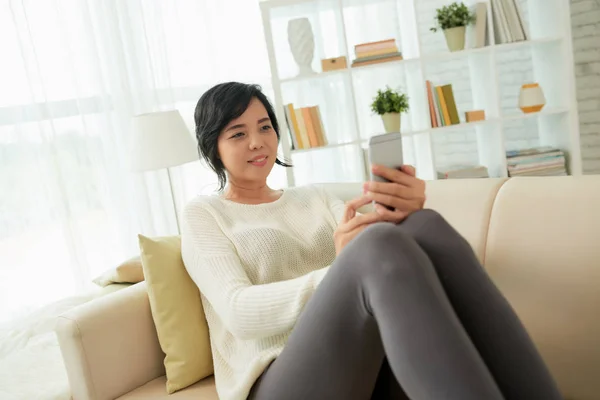 Ritratto Donna Asiatica Sorridente Che Utilizza Smartphone Casa Sdraiata Comodo — Foto Stock