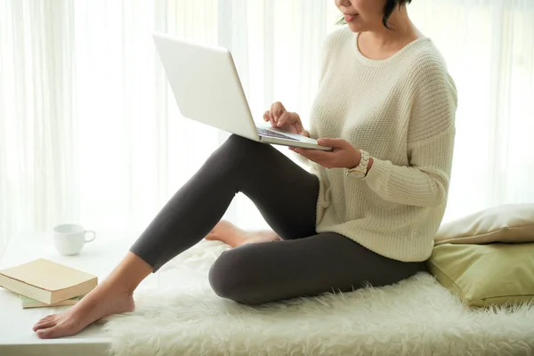 Mid Sectie Portret Van Onherkenbaar Aziatische Vrouw Met Laptop Zittend — Stockfoto