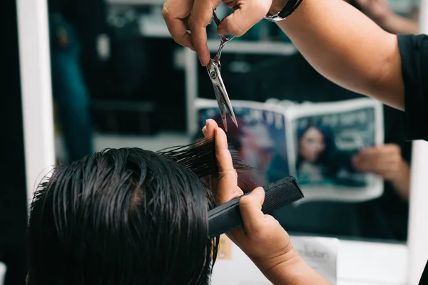 Imagem Close Barbeiro Corte Pedaço Cabelo — Fotografia de Stock