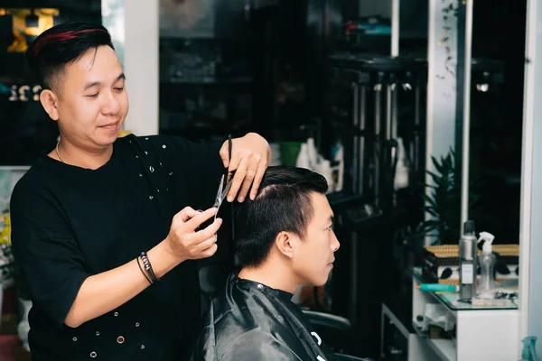 Sorrindo Asiático Cabelo Elegante Trabalhando Novo Corte Cabelo Para Seu — Fotografia de Stock