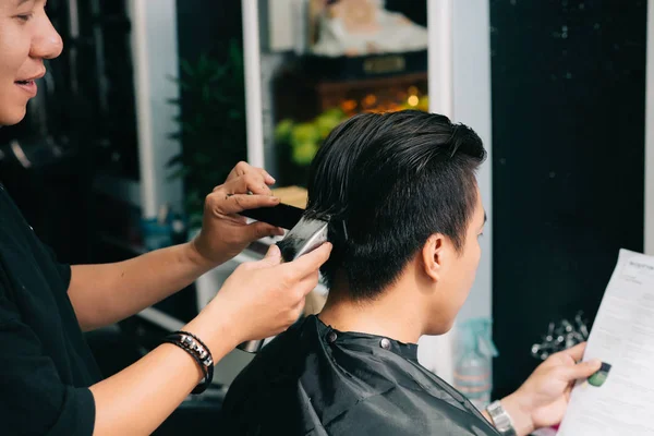Vietnamese Barber Shaving Back Clients Head — Stock Photo, Image