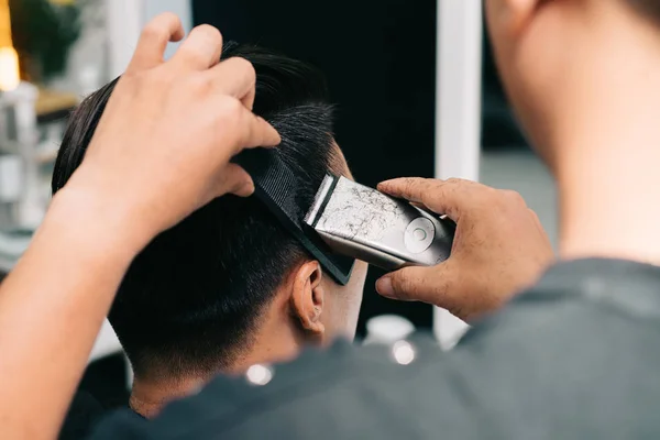Friseur Schneidet Haare Schläfen Männlicher Kunden — Stockfoto