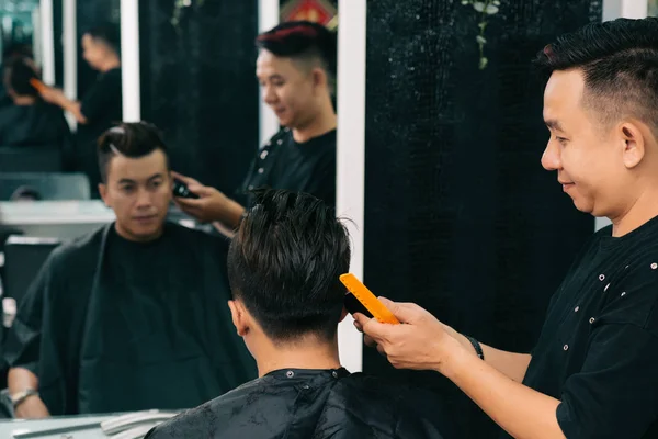 Cabeleireiro Vietnamita Profissional Terminando Seu Trabalho Corte Cabelo Para Jovem — Fotografia de Stock