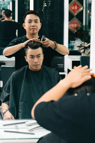 Молодой Вьетнамский Мужчина Посещает Парикмахера Подстричься — стоковое фото