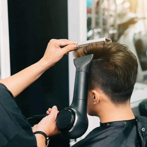 Imagem Close Cabeleireiro Soprando Cabelo Cliente Com Ventilador — Fotografia de Stock