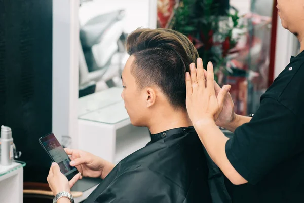 Joven Revisando Teléfono Cuando Hace Pelo Barbería — Foto de Stock