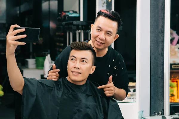 Vietnamese Young Man Taking Selfie Hairstylist Who Did His Haircut — Stock Photo, Image