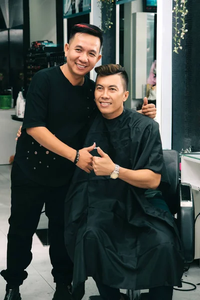 Smiling Professional Vietnamese Hairdresser Posing His Client — Stock Photo, Image