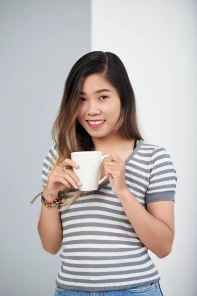 Portret Van Mooie Aziatische Tienermeisje Koffie Drinken — Stockfoto