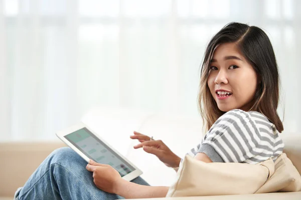 Vietnamees Tienermeisje Met Behulp Van Toepassing Haar Tablet — Stockfoto