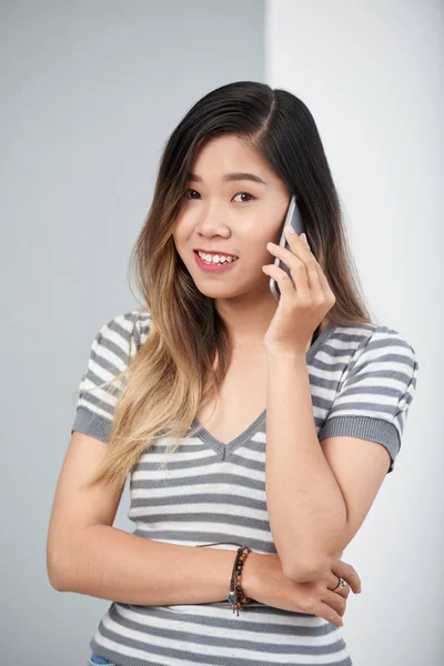 Bella Ragazza Vietnamita Che Chiama Telefono — Foto Stock