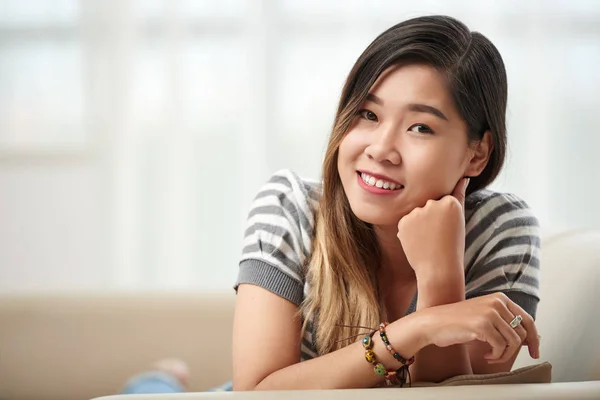 Portrét Usměvavý Vietnamský Dospívající Dívka Odpočívá Doma — Stock fotografie