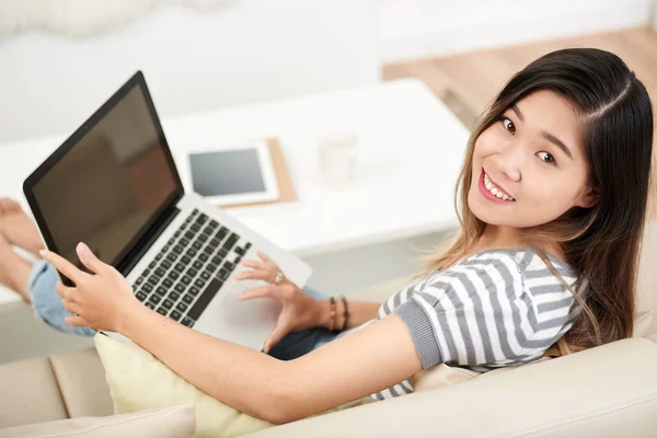 Sorrindo Vietnamita Jovem Trabalhando Computador Vista Cima — Fotografia de Stock