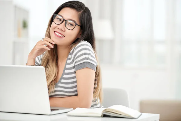 Retrato Estudante Sexo Feminino Com Laptop Sentado Mesa — Fotografia de Stock