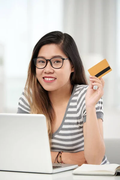 Lächelndes Mädchen Zeigt Kreditkarte Mit Der Sie Für Online Einkäufe — Stockfoto