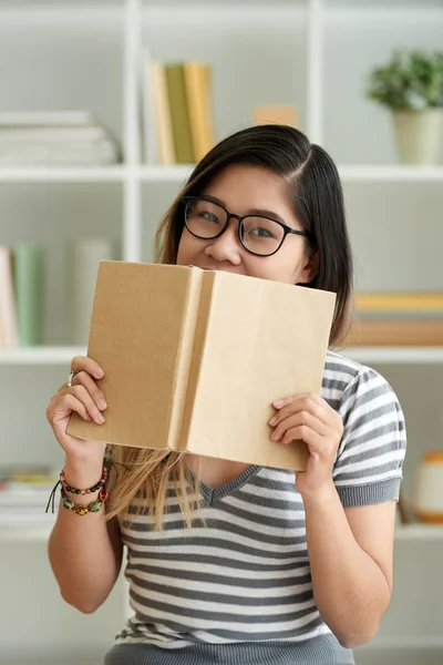 Studente Universitario Con Libro Aperto Guardando Fotocamera — Foto Stock