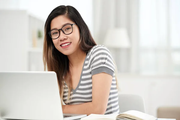 Mooie Aziatische College Student Werkt Aan Laptop Thuis — Stockfoto