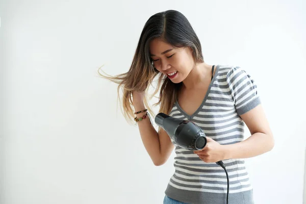 Asiática Joven Mujer Soplando Fuera Cabello Con Ventilador — Foto de Stock