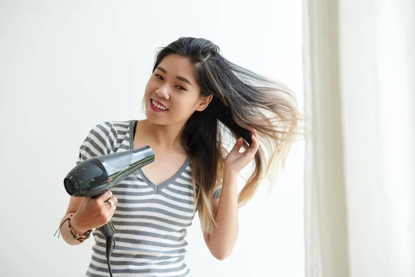 Asiático Jovem Mulher Soprando Para Fora Dela Cabelo Casa — Fotografia de Stock