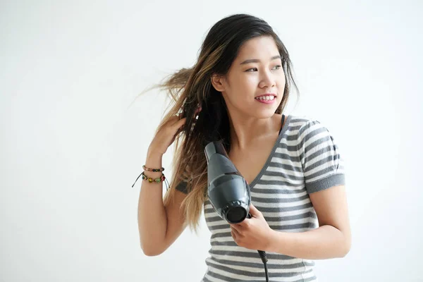 Menina Adolescente Muito Vietnamita Secando Seu Cabelo Longo Com Ventilador — Fotografia de Stock