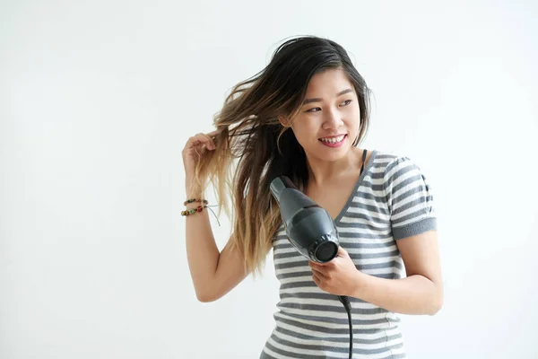 Neşeli Asyalı Genç Kadın Duş Üzerinde Beyaz Izole Sonra Saçlarını — Stok fotoğraf