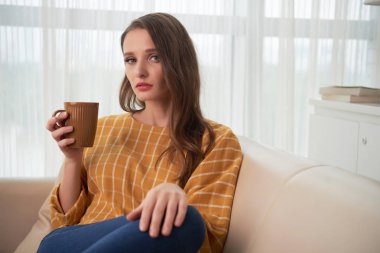 Kameraya bakarak kahve fincanı ile güzel esmer