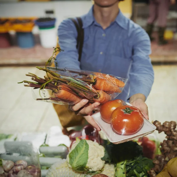 Vrouw Kopen Van Tomaat Wortelen Voedselmarkt — Stockfoto