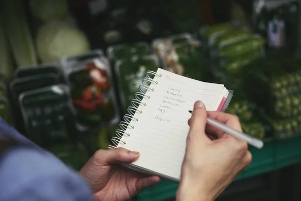 Imagen Cerca Mujer Revisando Lista Compras — Foto de Stock