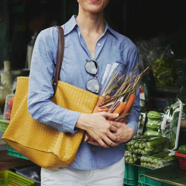 Image Recadrée Une Femme Avec Grand Sac Jaune Paquet Sur — Photo