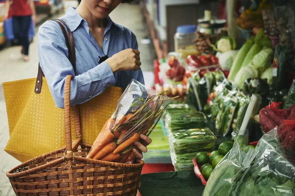 Mulher Comprando Grande Cesta Legumes Mercado Alimentos — Fotografia de Stock
