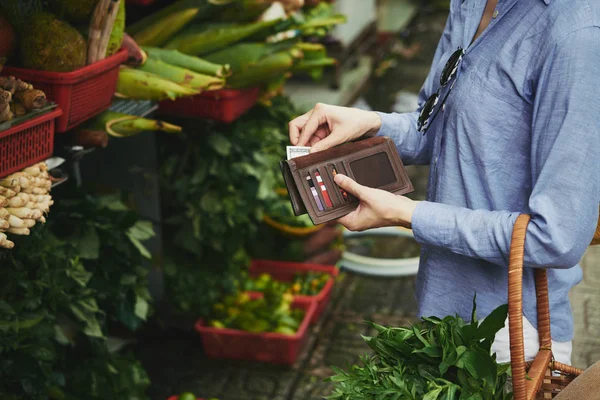 Mulher Tirando Dinheiro Carteira Para Pagar Legumes — Fotografia de Stock