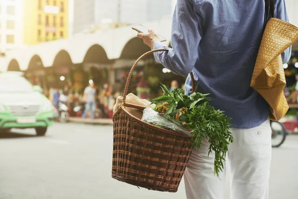 Vue Arrière Femme Avec Panier Légumes Vérifier Smartphone — Photo