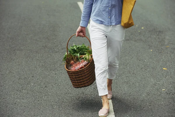 Zugeschnittenes Bild Einer Frau Mit Gemüsekorb Die Die Straße Entlang — Stockfoto