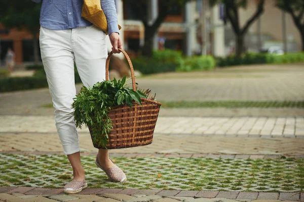 Image Recadrée Une Femme Debout Extérieur Avec Panier Verts — Photo