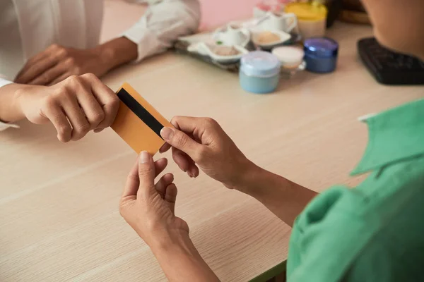 Mãos Recepcionista Levando Cartão Para Aceitar Pagamento — Fotografia de Stock